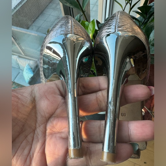 Size 9 BCBGMaxazria Metallic Silver Snake Print Platform Peep-Toe Stiletto Pump - Picture 3 of 4